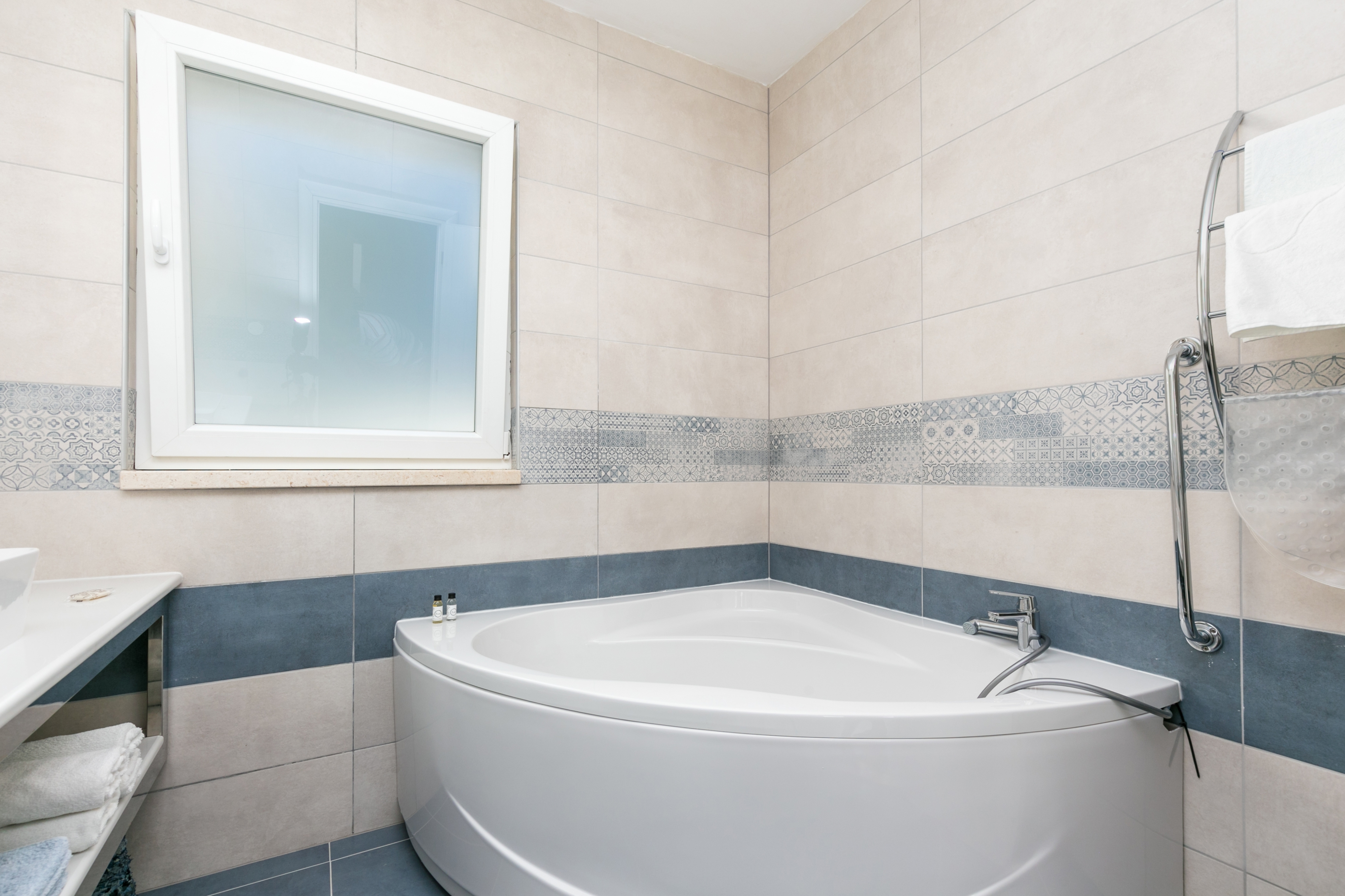 Two bedroom house with terrace and sea view Seget Donji, Trogir  K