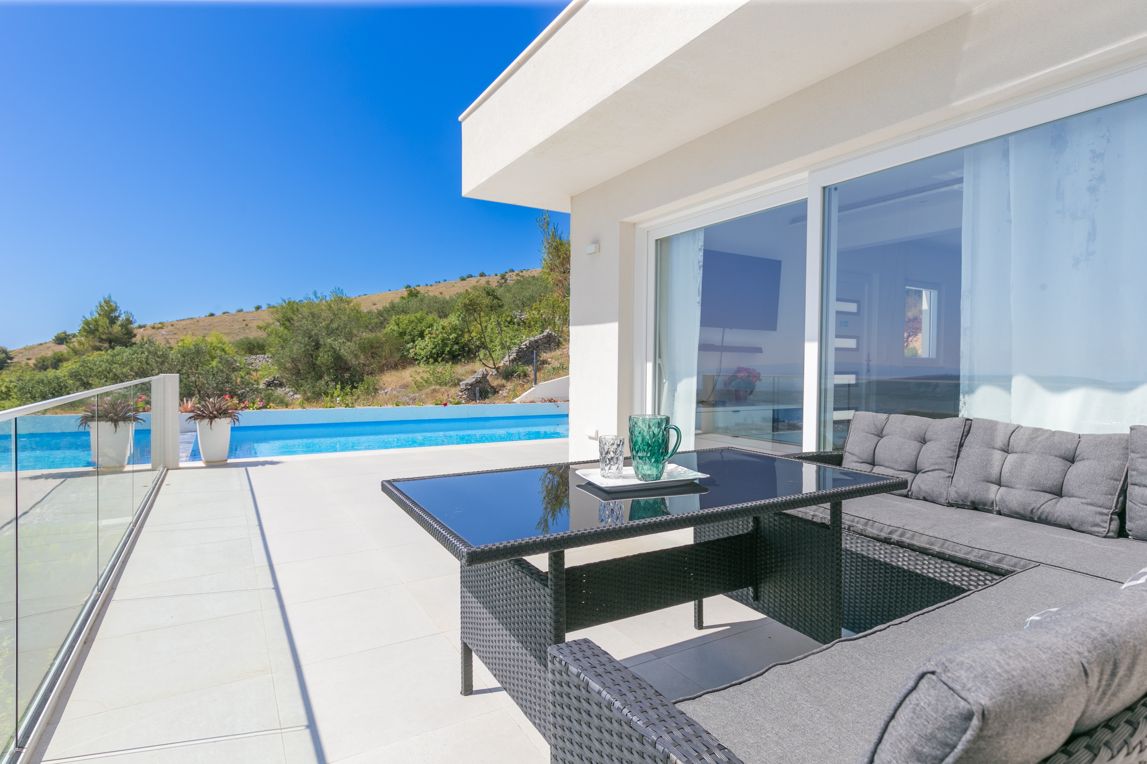 Two bedroom house with terrace and sea view Seget Donji, Trogir  K