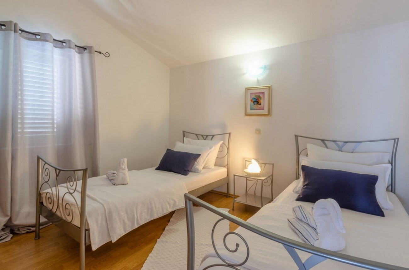 Two bedroom apartment near beach Prigradica, Korčula  A-a