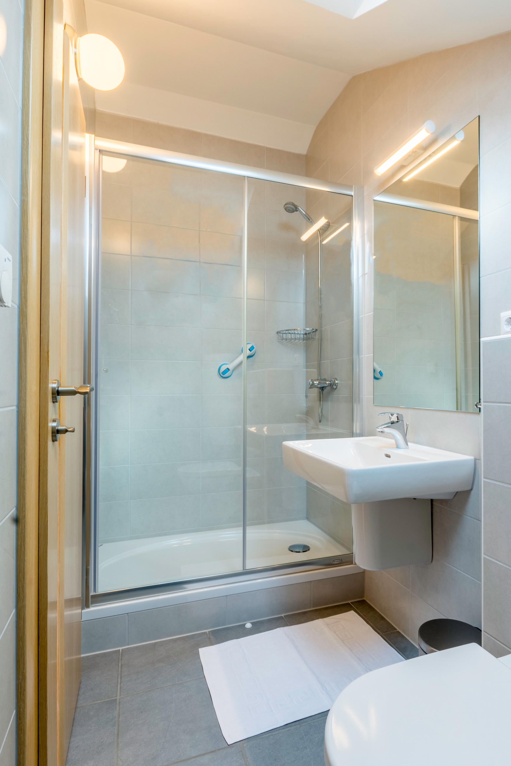 Two bedroom apartment with terrace and sea view Milna, Brač  A-d