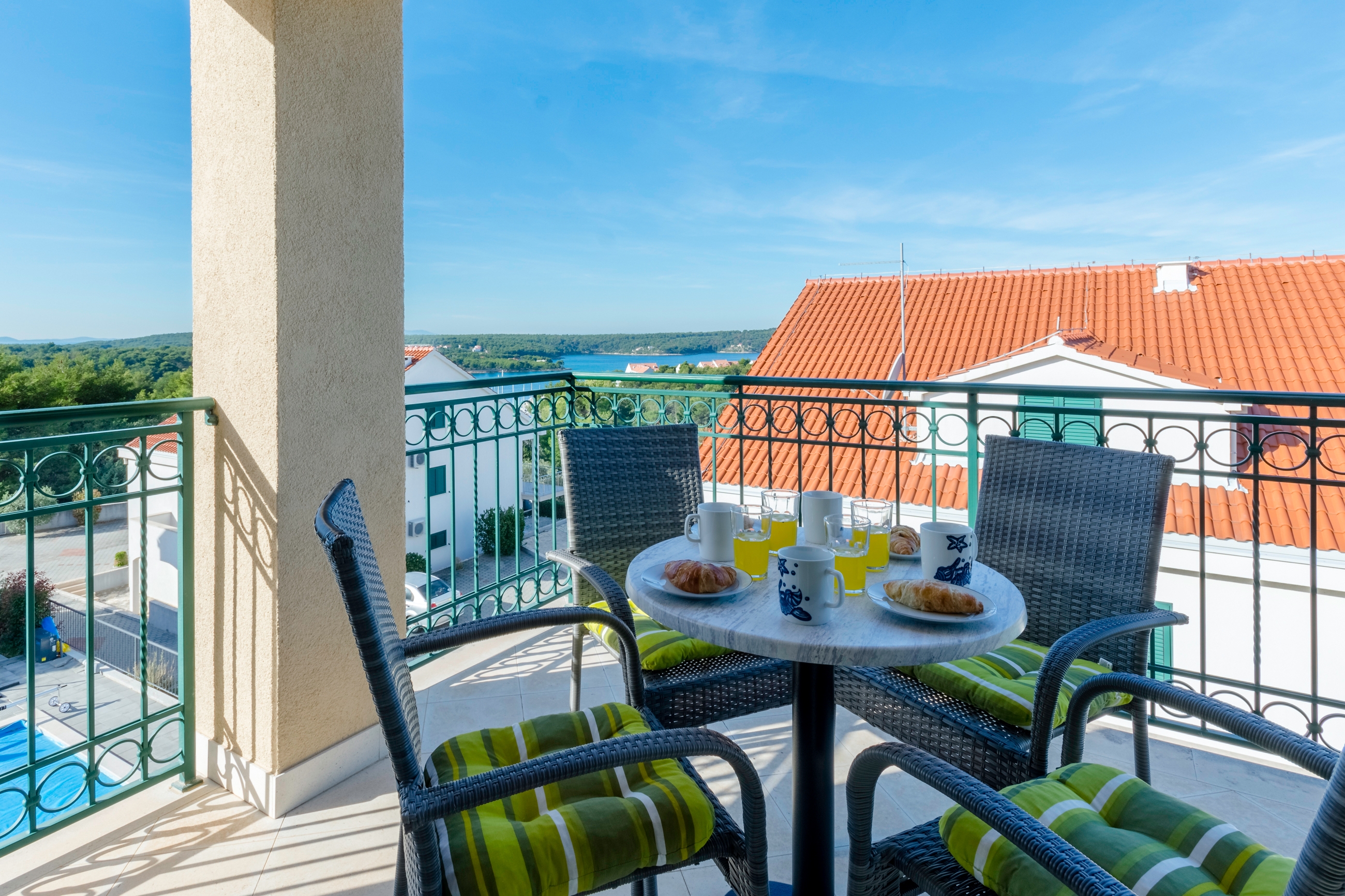 Two bedroom apartment with terrace and sea view Milna, Brač  A-d