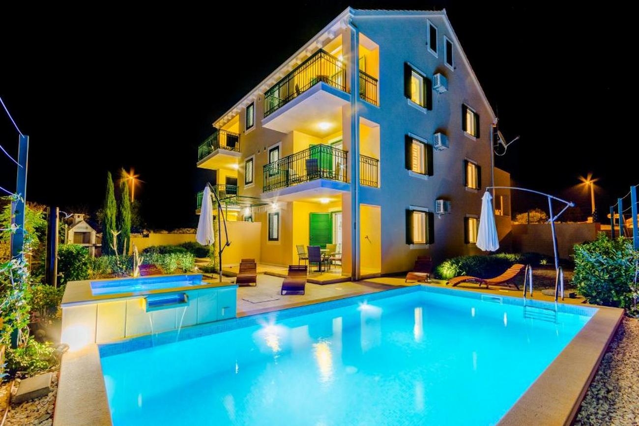 Dvosobni apartman s terasom i pogledom na more Milna, Brač  A-d
