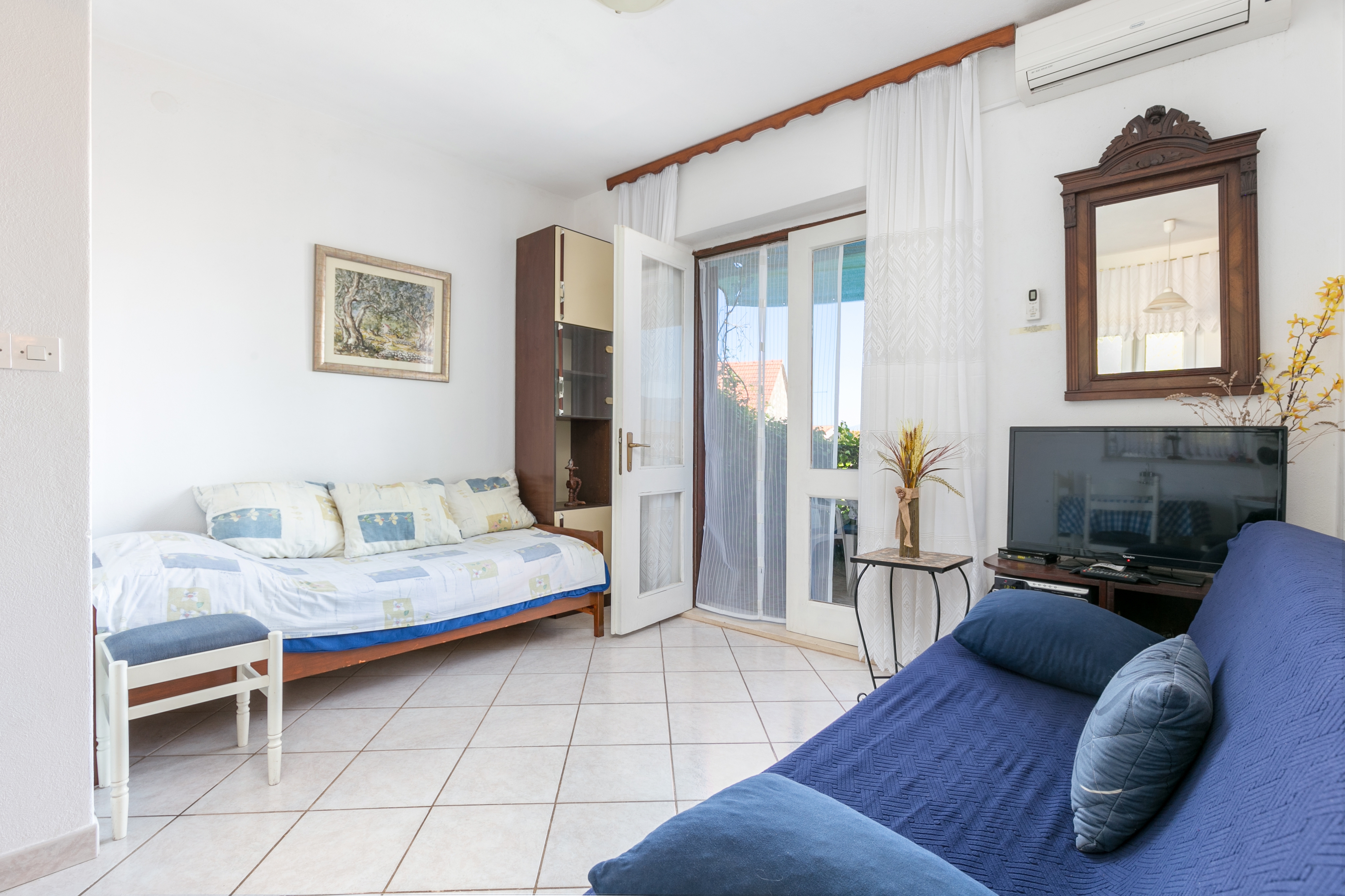 One bedroom apartment with terrace and sea view Supetar, Brač (A-22123-b)