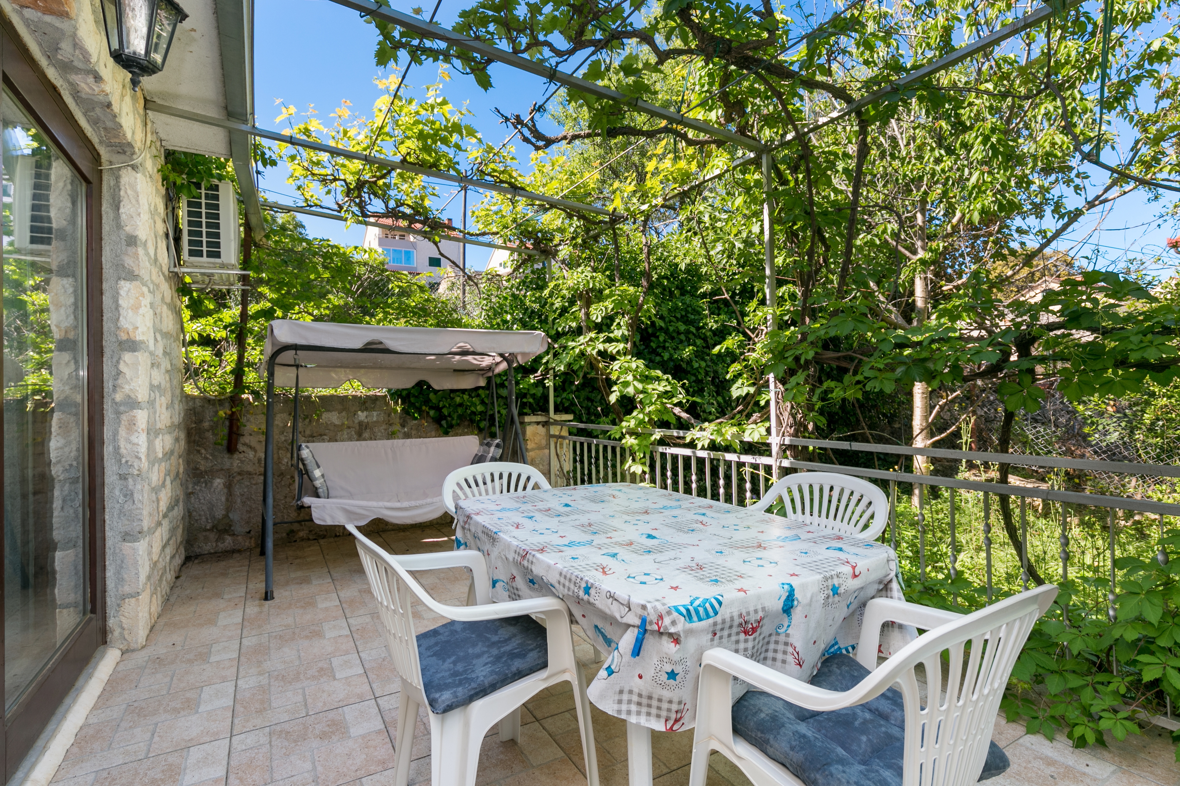 One bedroom apartment with terrace Supetar, Brač (A-22123-c)