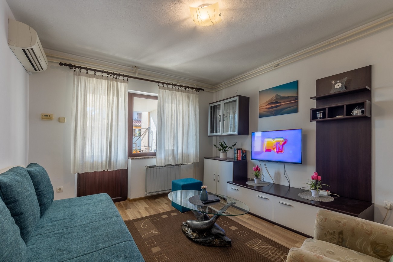 Two bedroom apartment with terrace Poreč (A-22124-c)