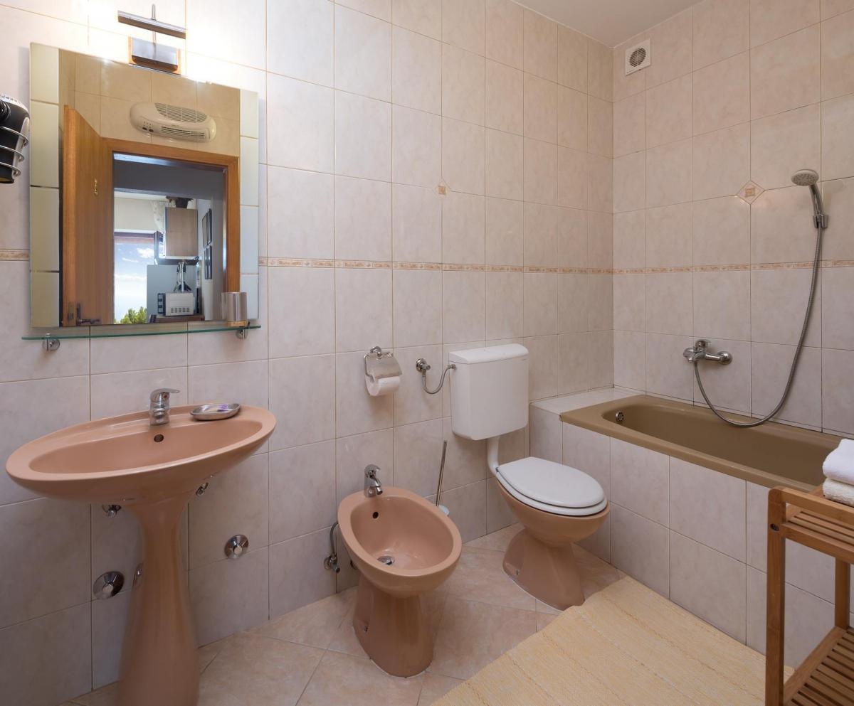 Comfortable and spacious house with terrace and sea view Sveta Nedilja, Hvar  K