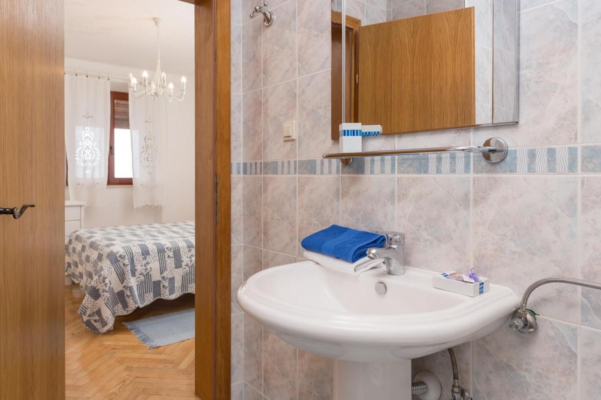 Comfortable and spacious house with terrace and sea view Sveta Nedilja, Hvar  K