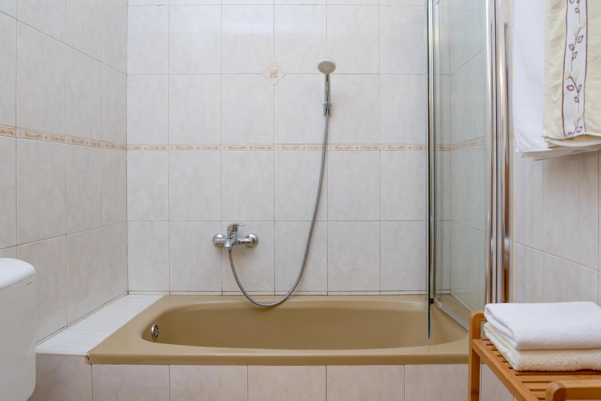 Comfortable and spacious house with terrace and sea view Sveta Nedilja, Hvar  K