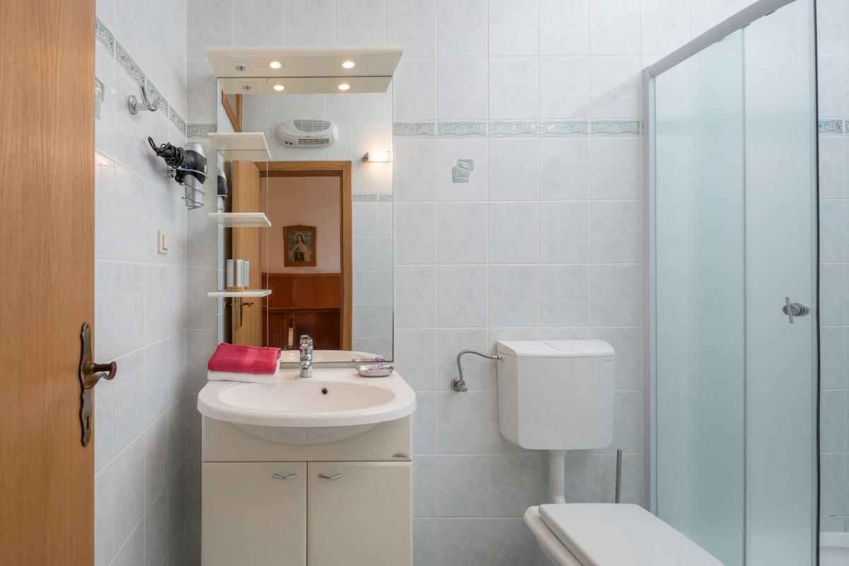 Comfortable and spacious house with terrace and sea view Sveta Nedilja, Hvar  K