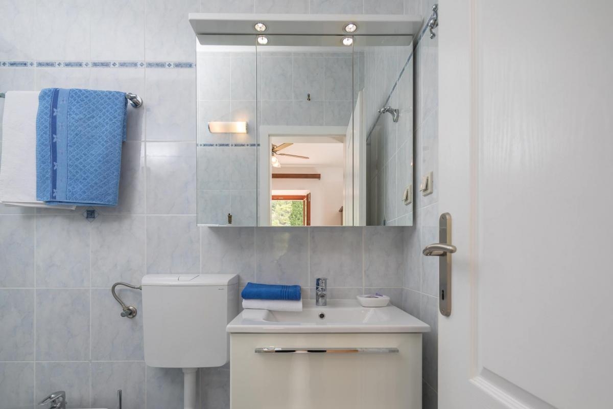 Comfortable and spacious house with terrace and sea view Sveta Nedilja, Hvar  K