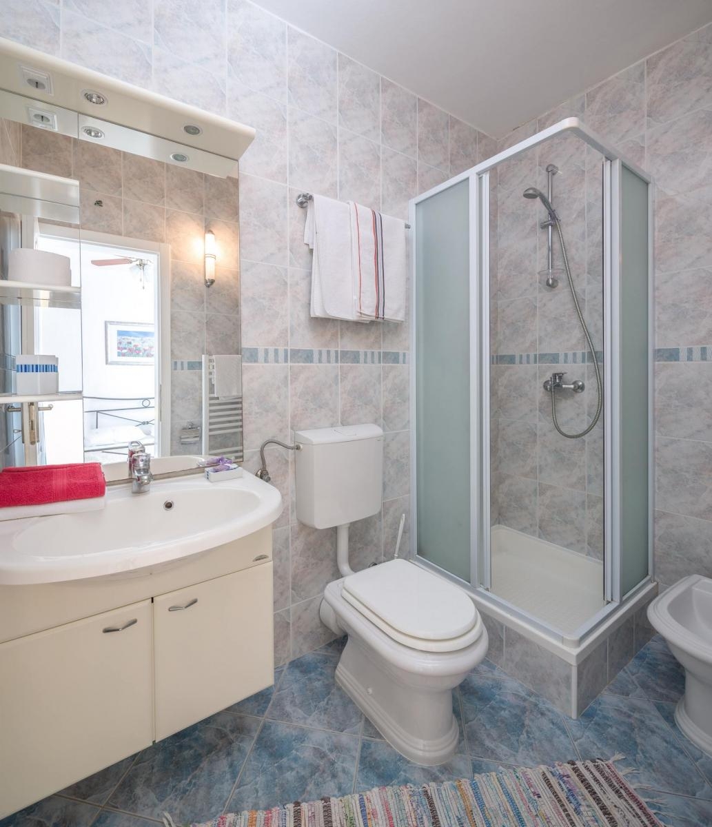Comfortable and spacious house with terrace and sea view Sveta Nedilja, Hvar  K