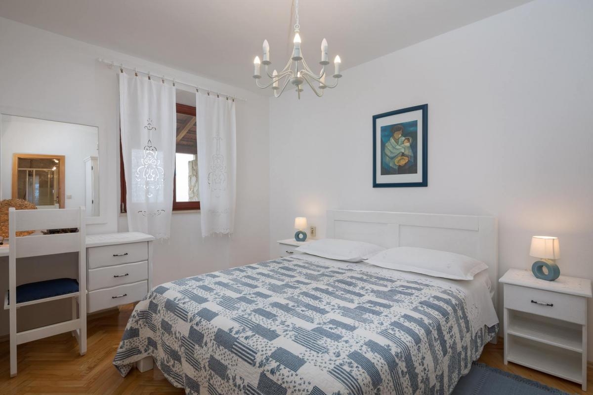 Comfortable and spacious house with terrace and sea view Sveta Nedilja, Hvar  K