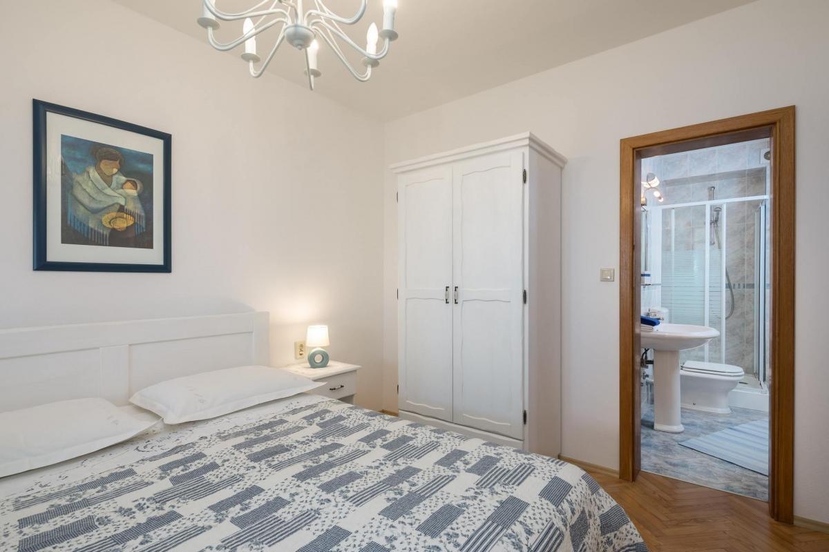 Comfortable and spacious house with terrace and sea view Sveta Nedilja, Hvar  K