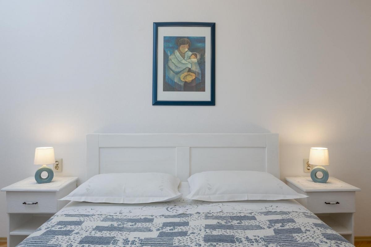 Comfortable and spacious house with terrace and sea view Sveta Nedilja, Hvar  K