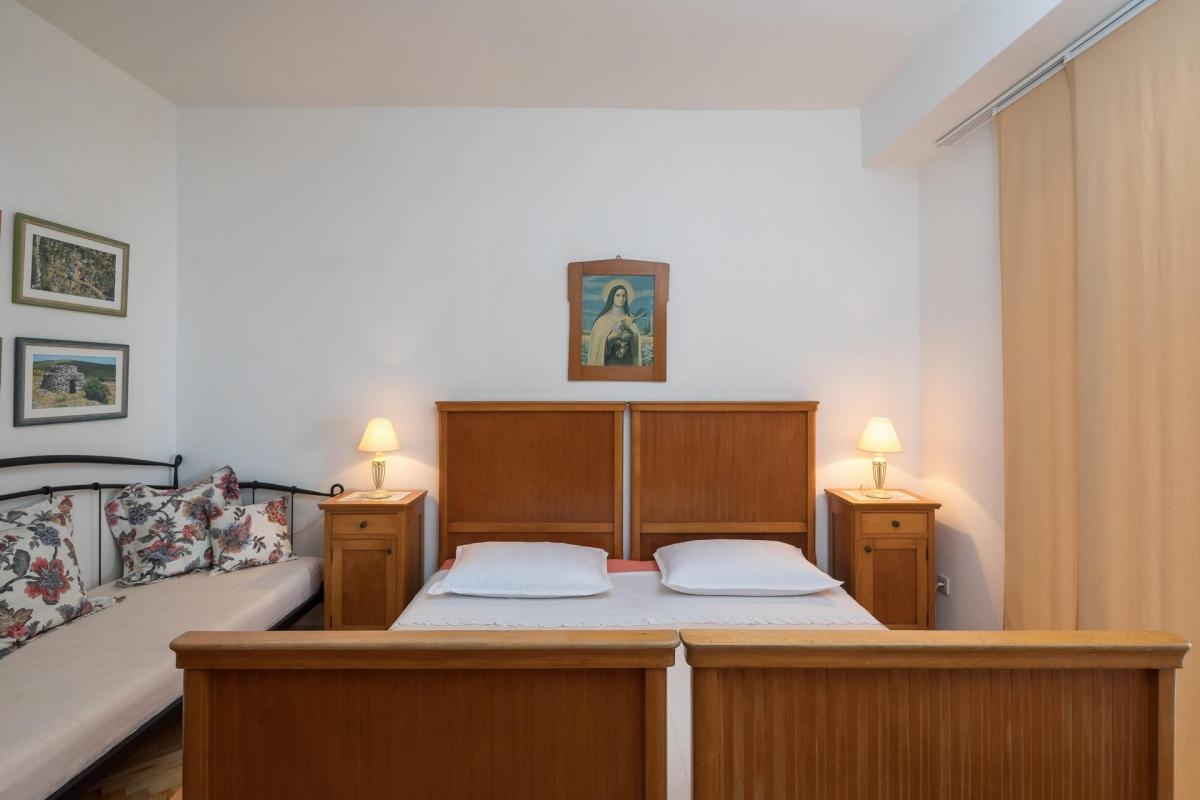 Comfortable and spacious house with terrace and sea view Sveta Nedilja, Hvar  K