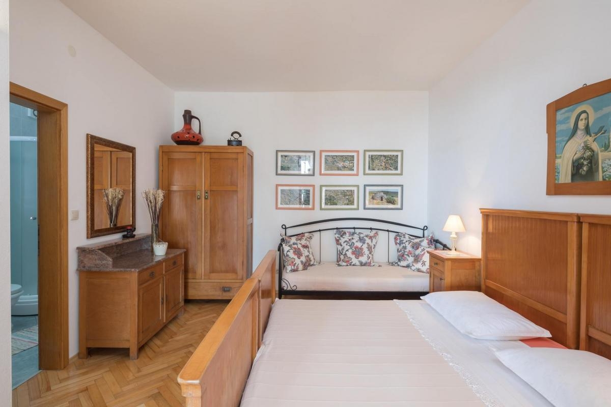 Comfortable and spacious house with terrace and sea view Sveta Nedilja, Hvar  K