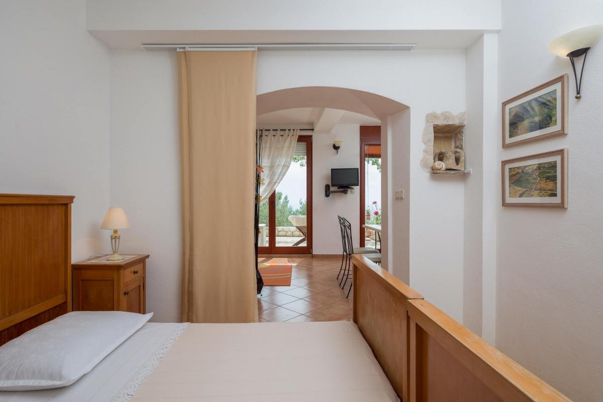 Comfortable and spacious house with terrace and sea view Sveta Nedilja, Hvar  K