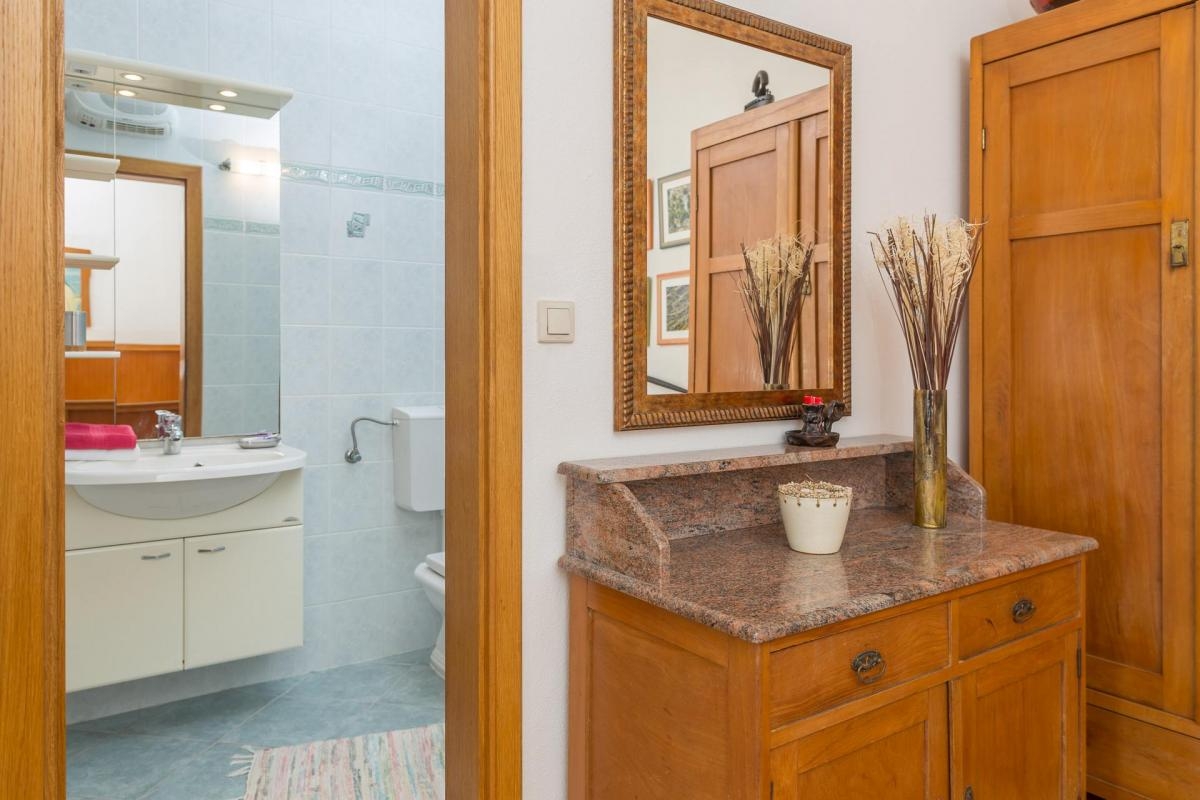 Comfortable and spacious house with terrace and sea view Sveta Nedilja, Hvar  K