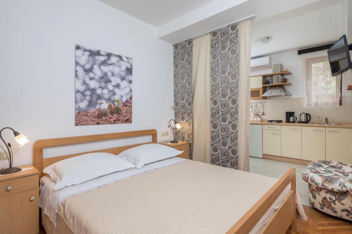 Comfortable and spacious house with terrace and sea view Sveta Nedilja, Hvar  K