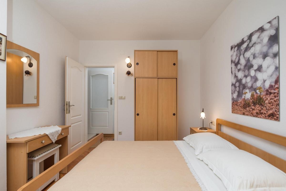 Comfortable and spacious house with terrace and sea view Sveta Nedilja, Hvar  K