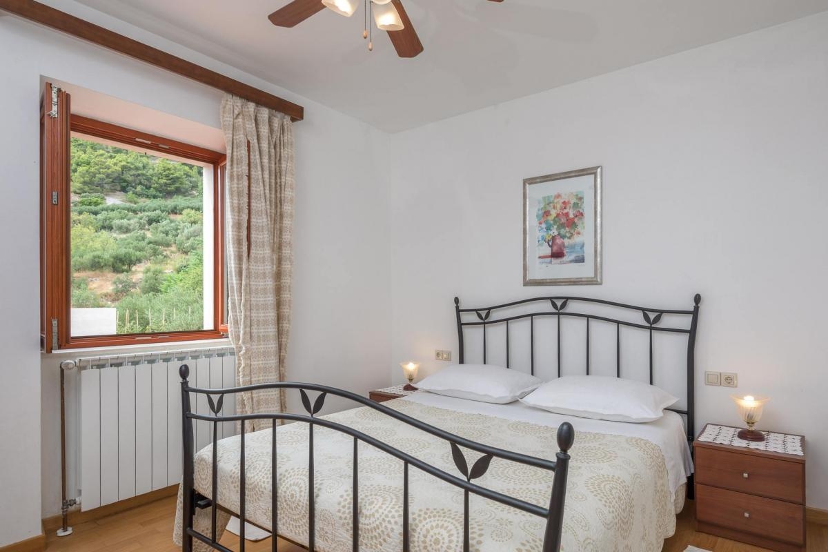 Comfortable and spacious house with terrace and sea view Sveta Nedilja, Hvar  K