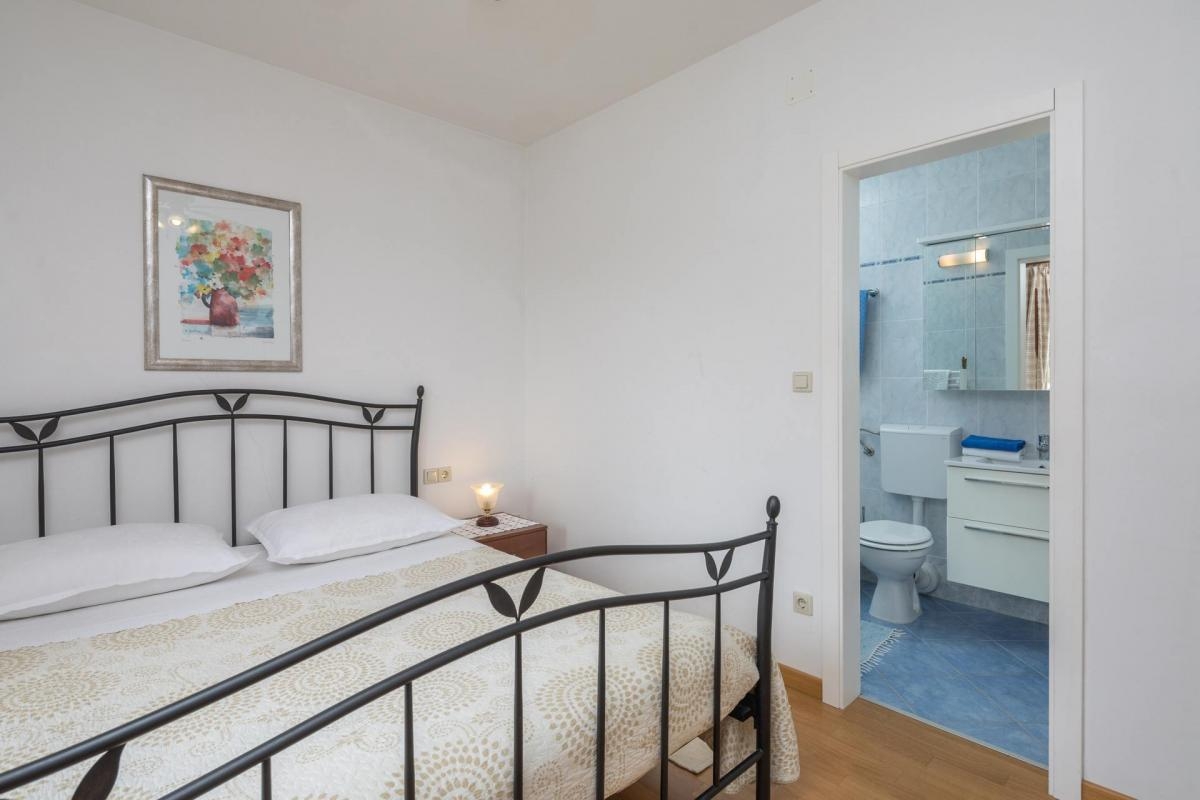 Comfortable and spacious house with terrace and sea view Sveta Nedilja, Hvar  K
