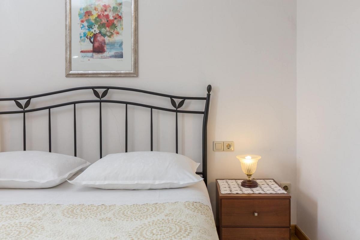 Comfortable and spacious house with terrace and sea view Sveta Nedilja, Hvar  K
