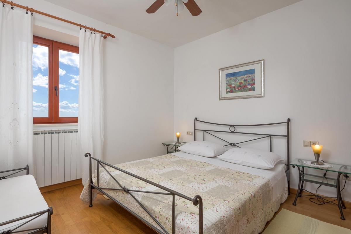 Comfortable and spacious house with terrace and sea view Sveta Nedilja, Hvar  K