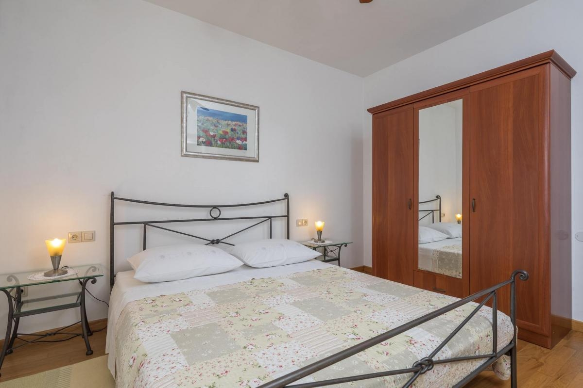 Comfortable and spacious house with terrace and sea view Sveta Nedilja, Hvar  K