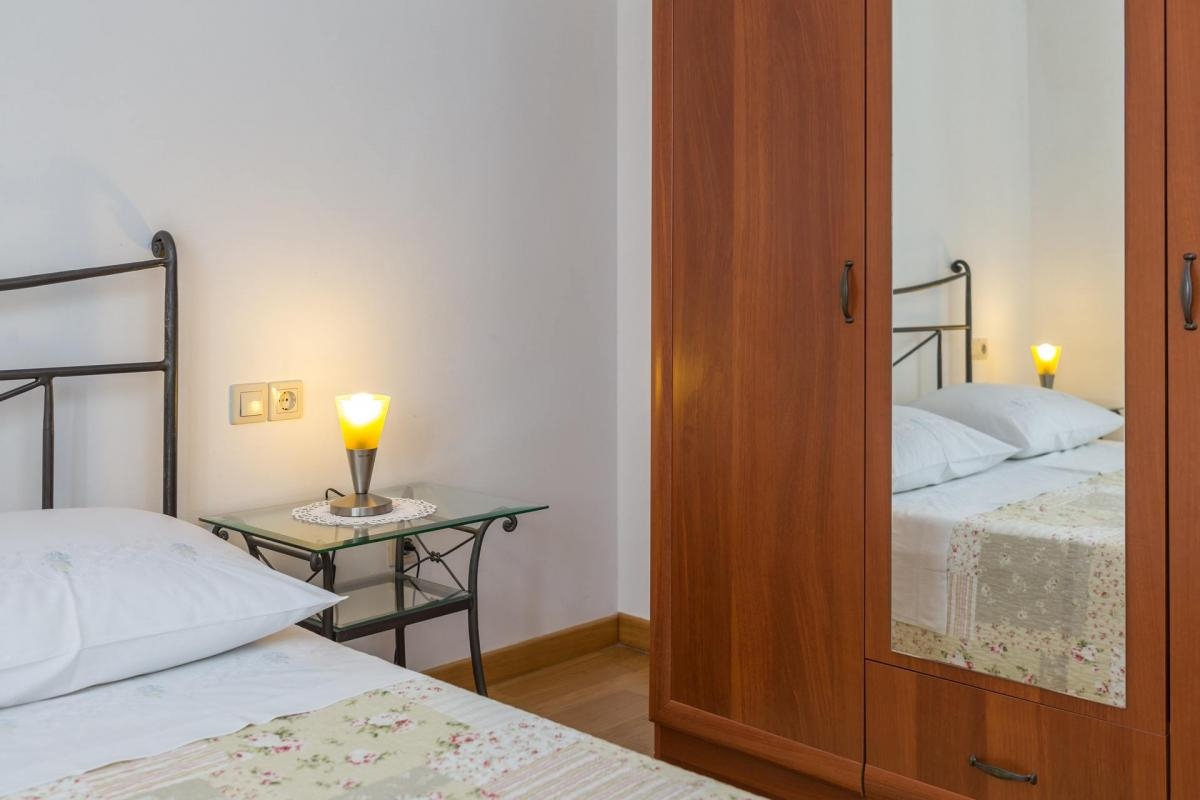 Comfortable and spacious house with terrace and sea view Sveta Nedilja, Hvar  K