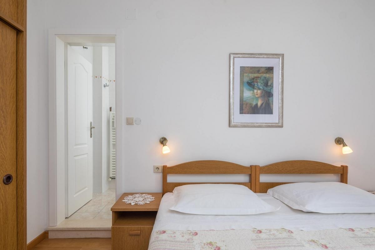 Comfortable and spacious house with terrace and sea view Sveta Nedilja, Hvar  K