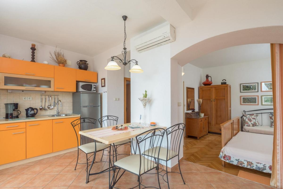 Comfortable and spacious house with terrace and sea view Sveta Nedilja, Hvar  K