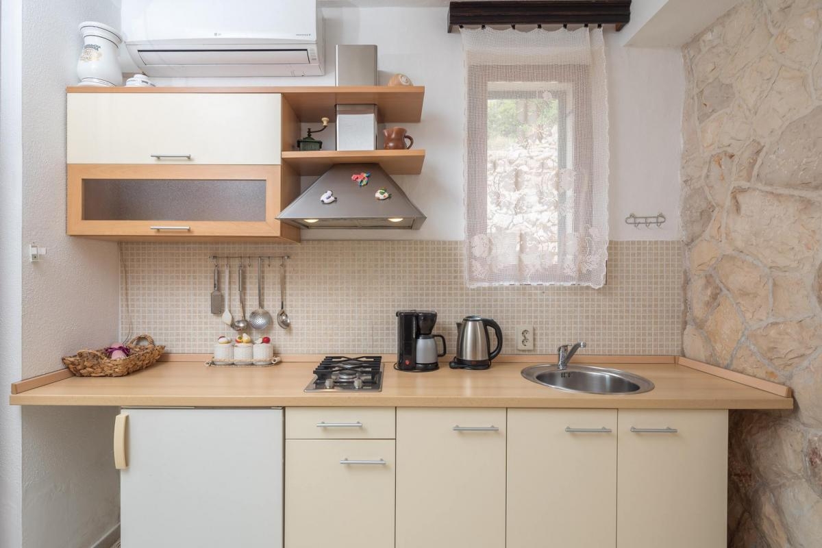 Comfortable and spacious house with terrace and sea view Sveta Nedilja, Hvar  K