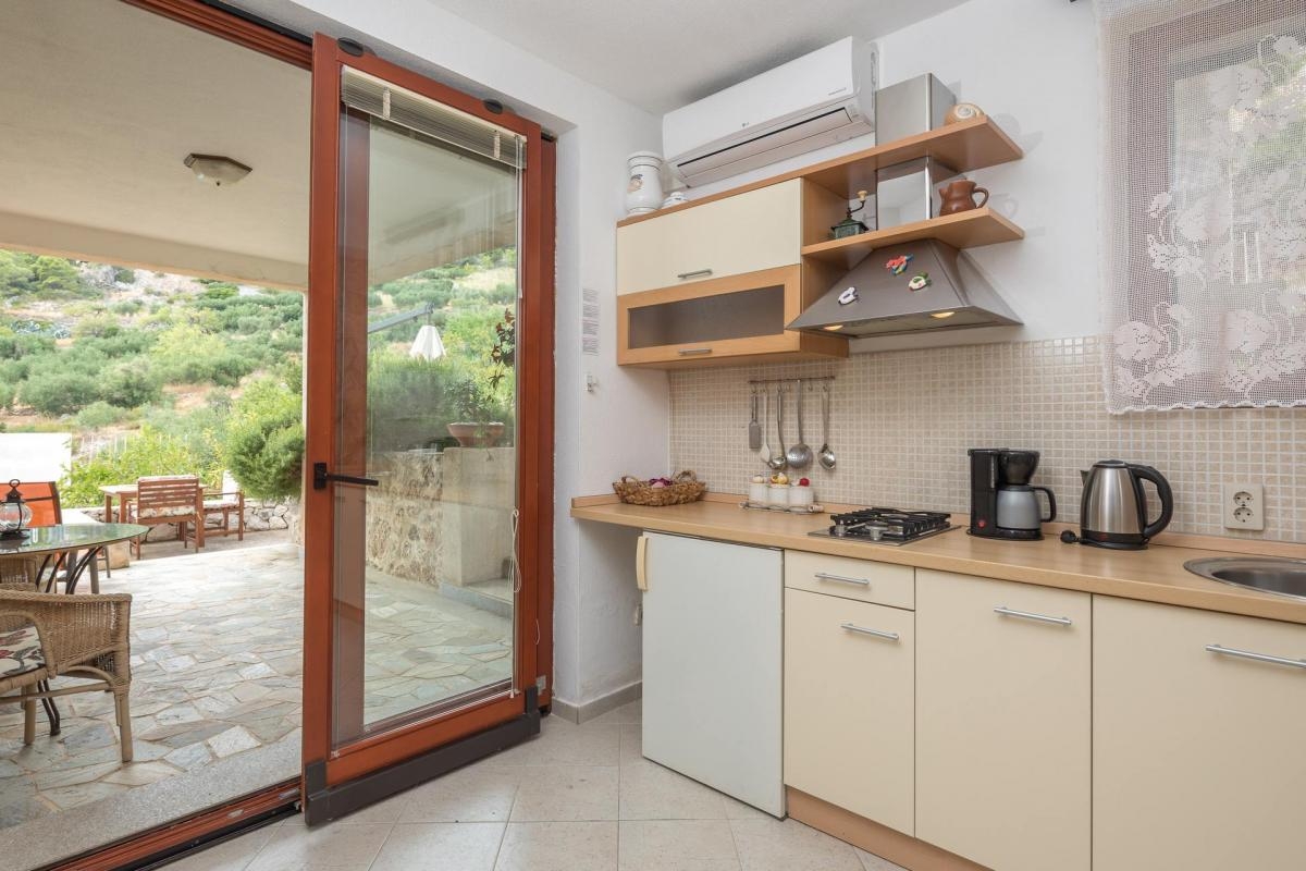 Comfortable and spacious house with terrace and sea view Sveta Nedilja, Hvar  K