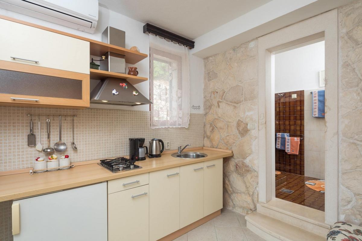 Comfortable and spacious house with terrace and sea view Sveta Nedilja, Hvar  K
