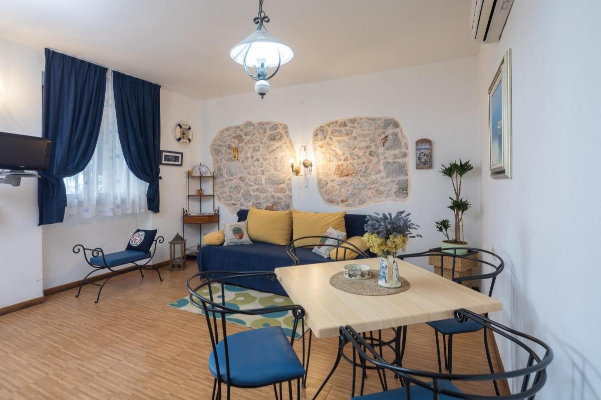 Comfortable and spacious house with terrace and sea view Sveta Nedilja, Hvar  K
