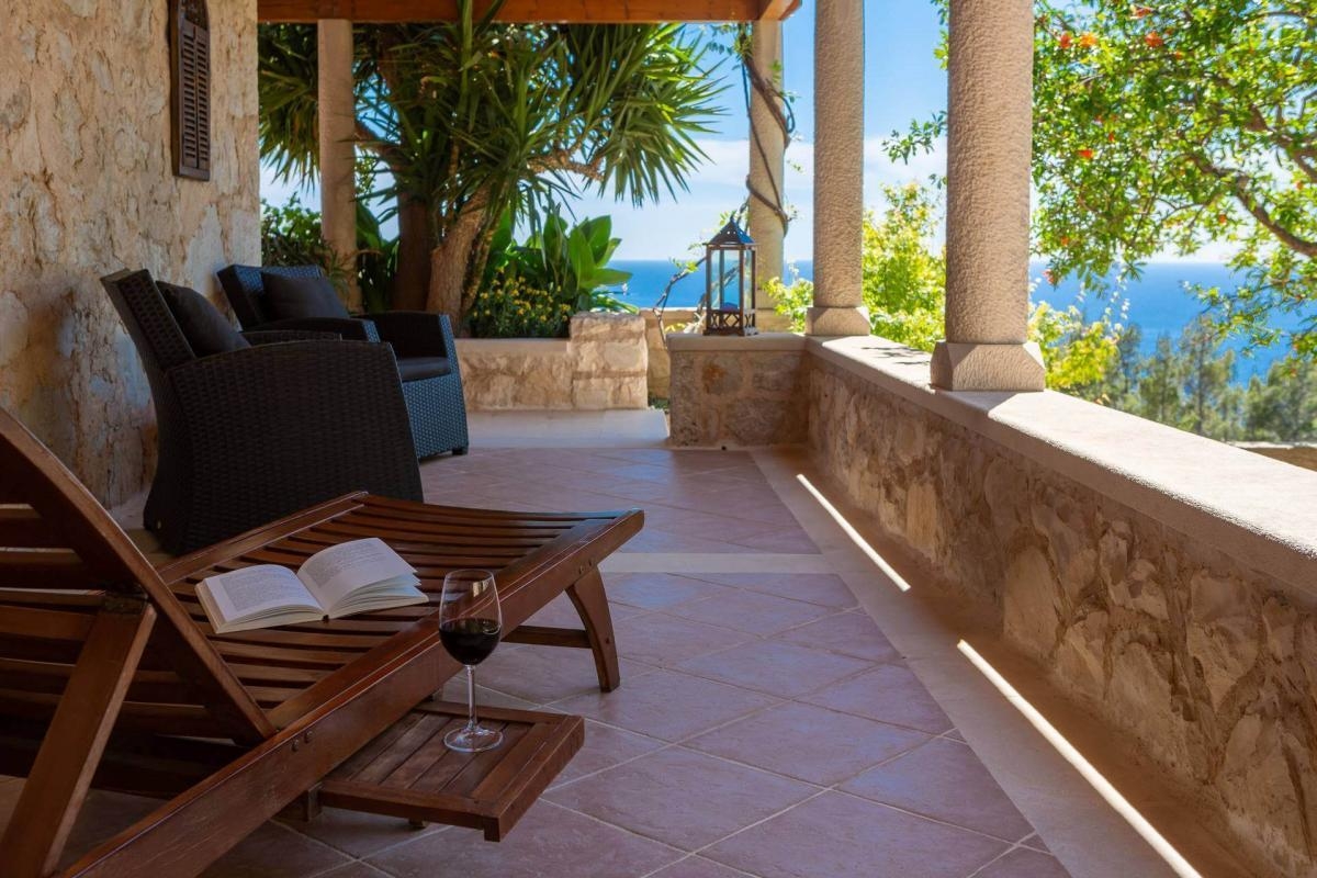 Comfortable and spacious house with terrace and sea view Sveta Nedilja, Hvar  K