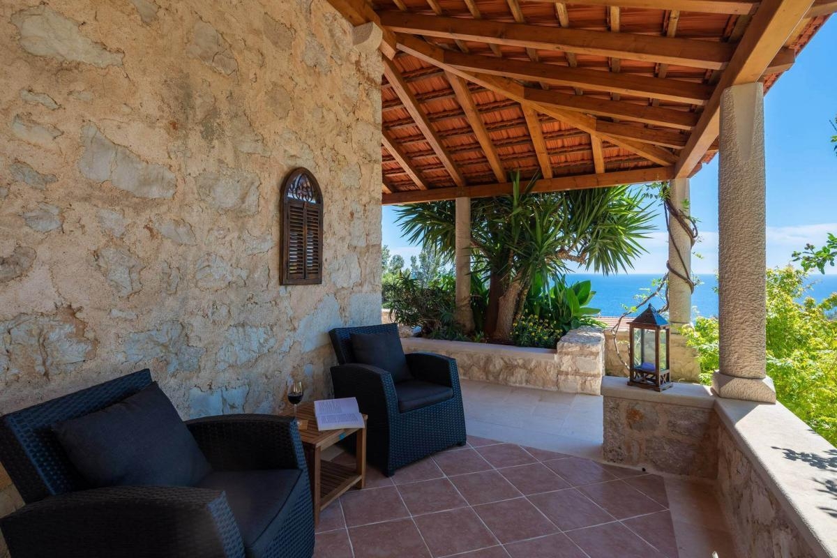 Comfortable and spacious house with terrace and sea view Sveta Nedilja, Hvar  K