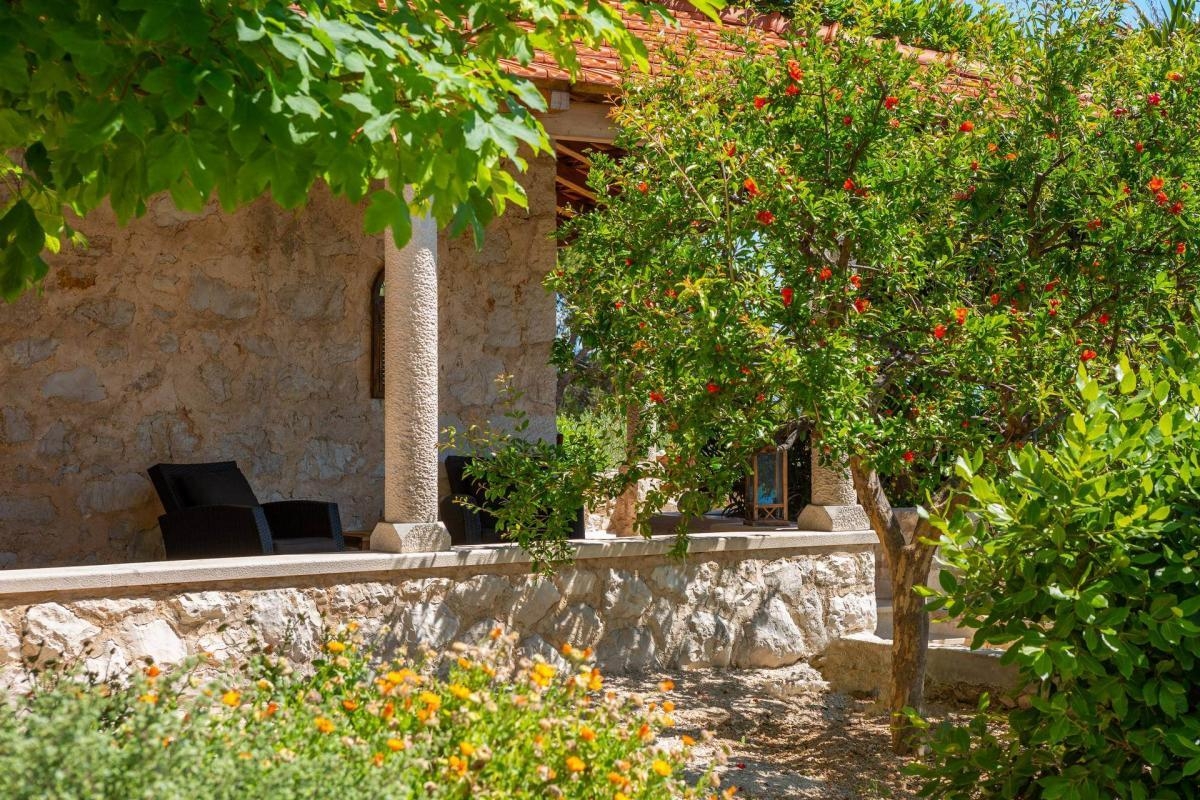 Comfortable and spacious house with terrace and sea view Sveta Nedilja, Hvar  K