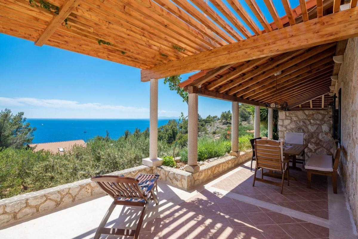 Comfortable and spacious house with terrace and sea view Sveta Nedilja, Hvar  K