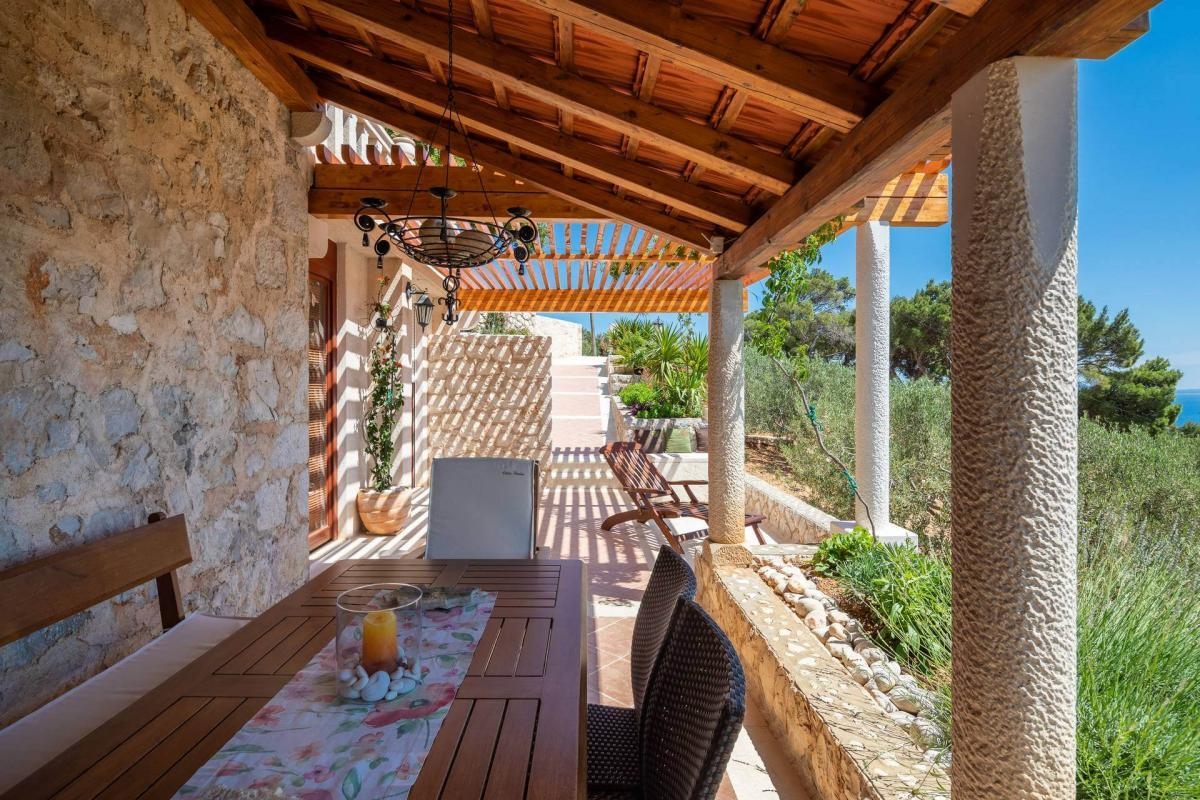 Comfortable and spacious house with terrace and sea view Sveta Nedilja, Hvar  K