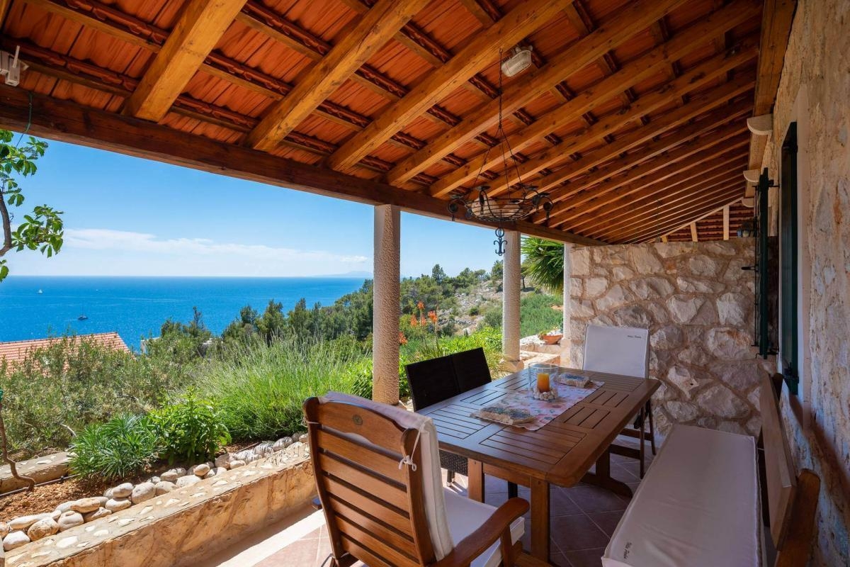 Comfortable and spacious house with terrace and sea view Sveta Nedilja, Hvar  K