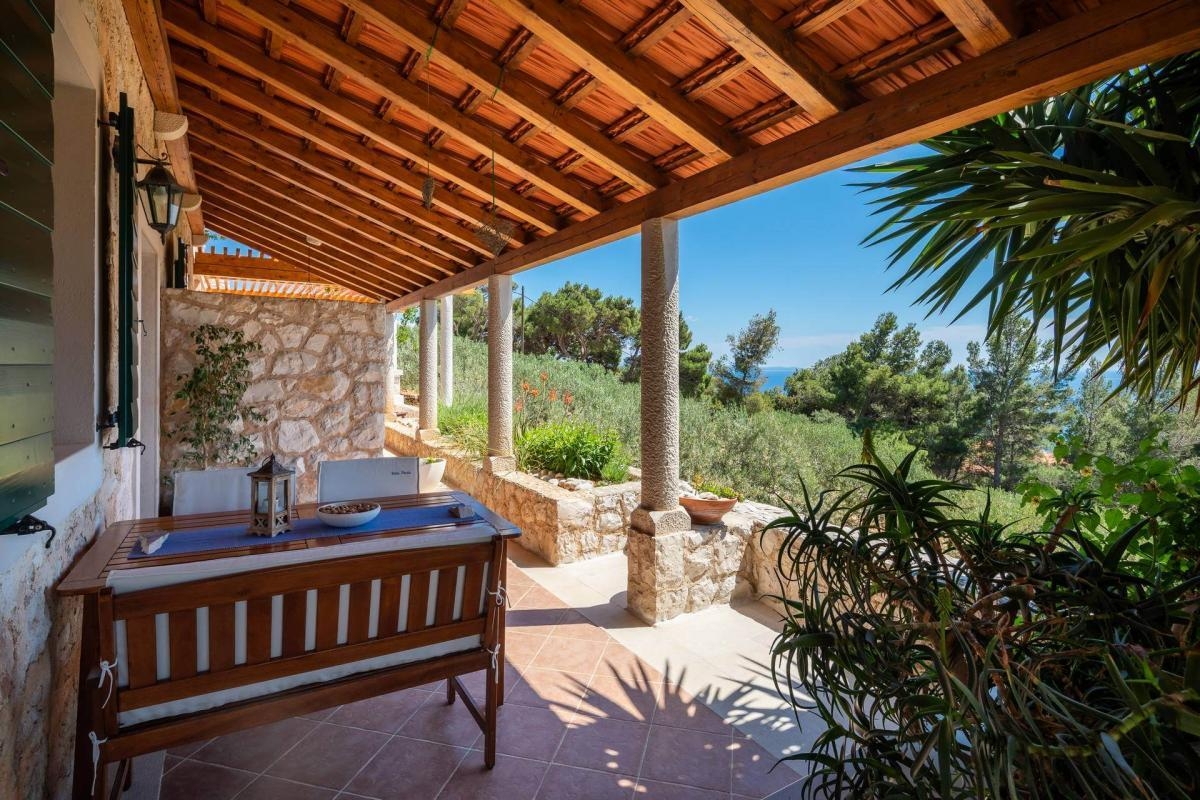 Comfortable and spacious house with terrace and sea view Sveta Nedilja, Hvar  K