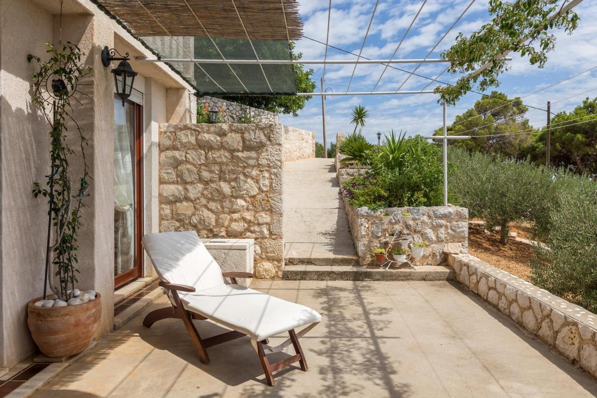 Comfortable and spacious house with terrace and sea view Sveta Nedilja, Hvar  K