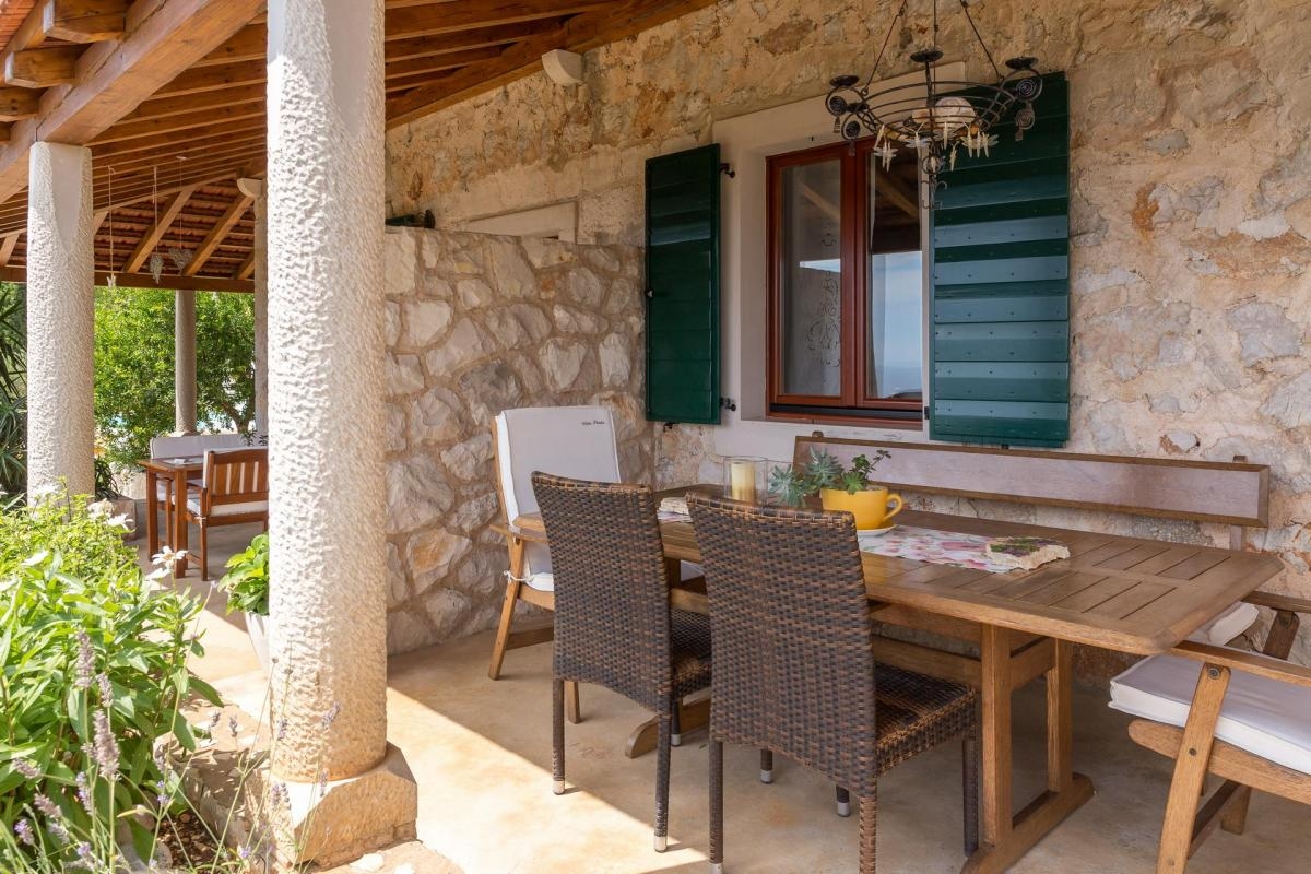 Comfortable and spacious house with terrace and sea view Sveta Nedilja, Hvar  K