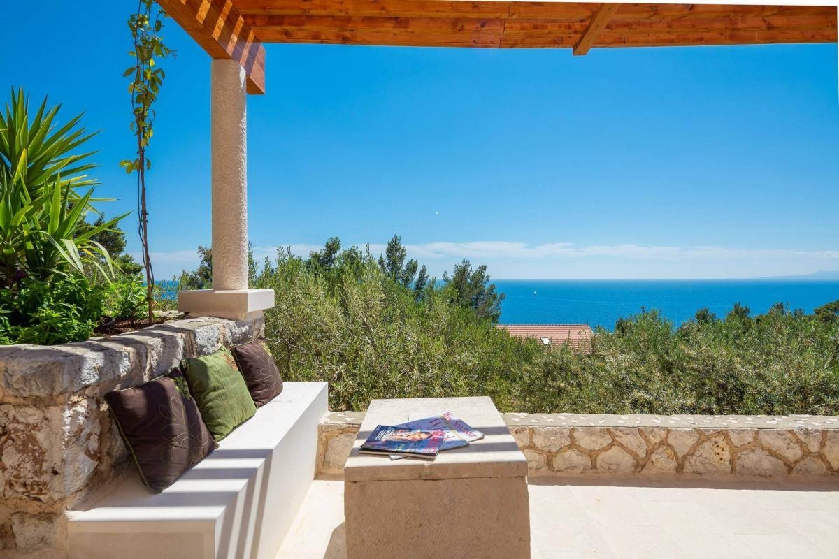 Comfortable and spacious house with terrace and sea view Sveta Nedilja, Hvar  K