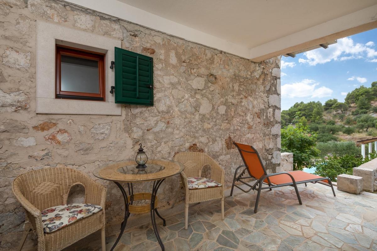 Comfortable and spacious house with terrace and sea view Sveta Nedilja, Hvar  K