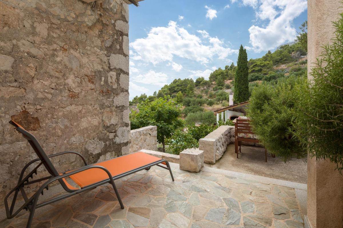 Comfortable and spacious house with terrace and sea view Sveta Nedilja, Hvar  K