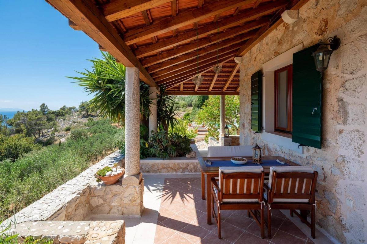 Comfortable and spacious house with terrace and sea view Sveta Nedilja, Hvar  K