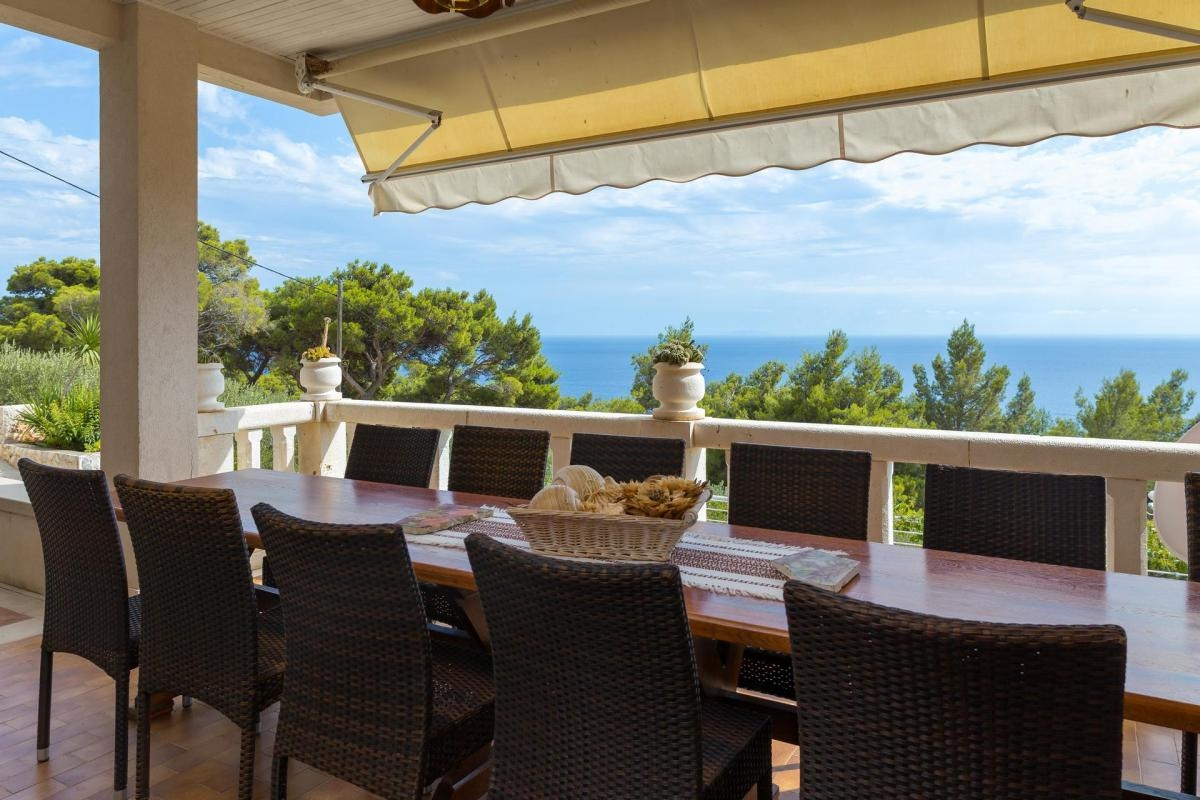 Comfortable and spacious house with terrace and sea view Sveta Nedilja, Hvar  K